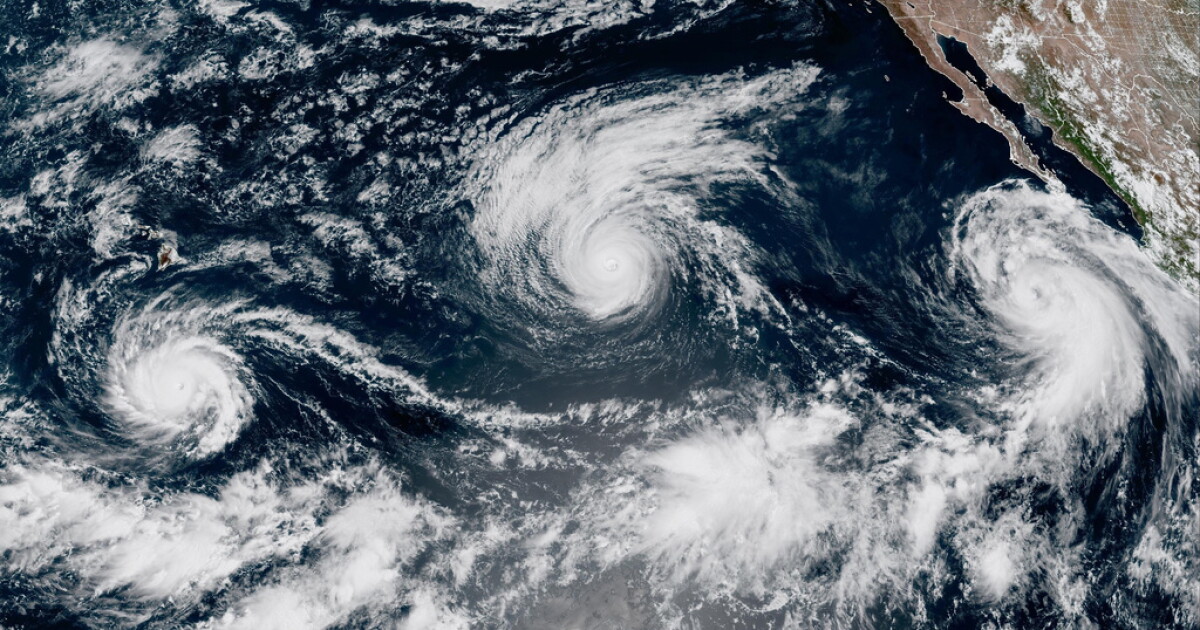 Hurricane Lowell remains powerful Category 4 as Hawaii braces for possible impacts