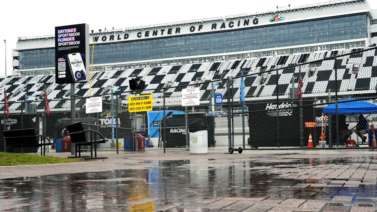 Rain pushes Daytona 500 to Monday