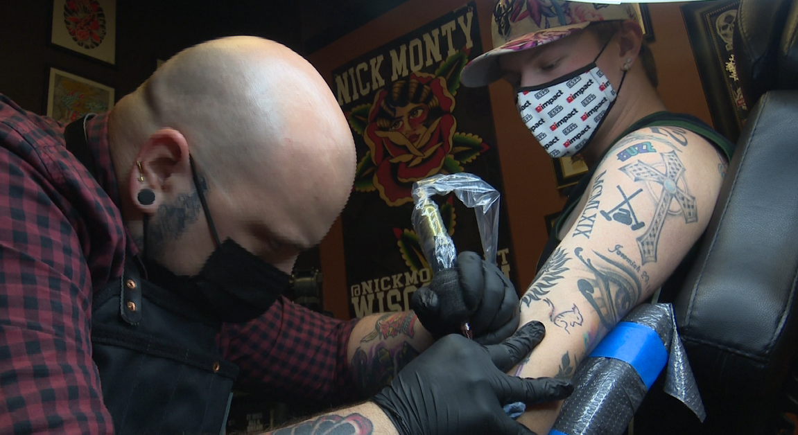 De Pere man gets 'Bucks in Six' tattoo to celebrate the NBA Championship