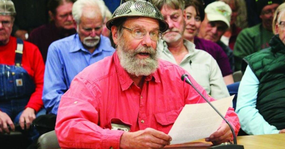 Colanderwearing pastor gives opening prayer?