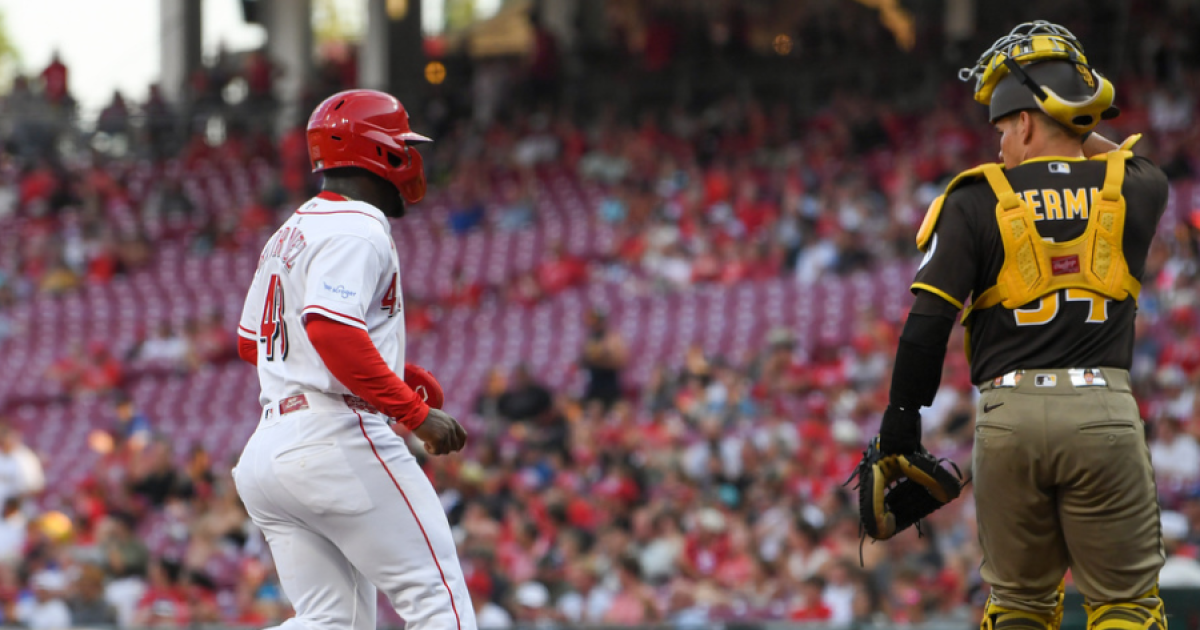 Reds get go-ahead run in 8th, hold off Padres 4-3