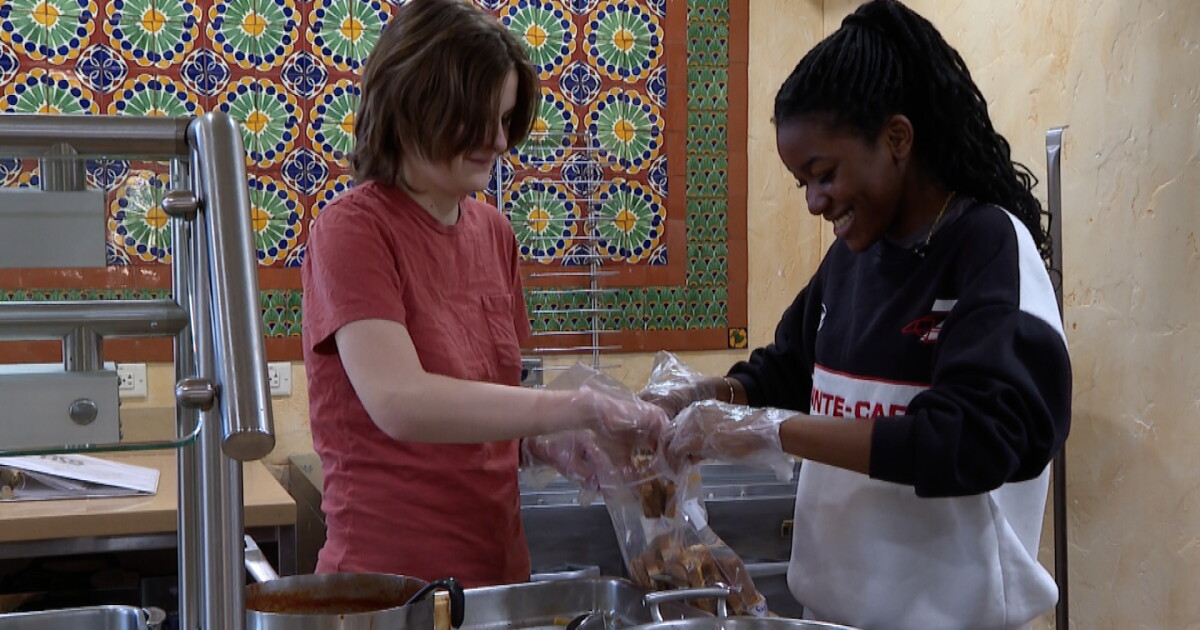 Colorado Springs high school reduces food waste by giving leftovers to food bank - Vimarsana News