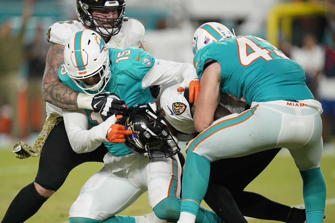 Baltimore Ravens QB Lamar Jackson sacked by Miami Dolphins in 2021