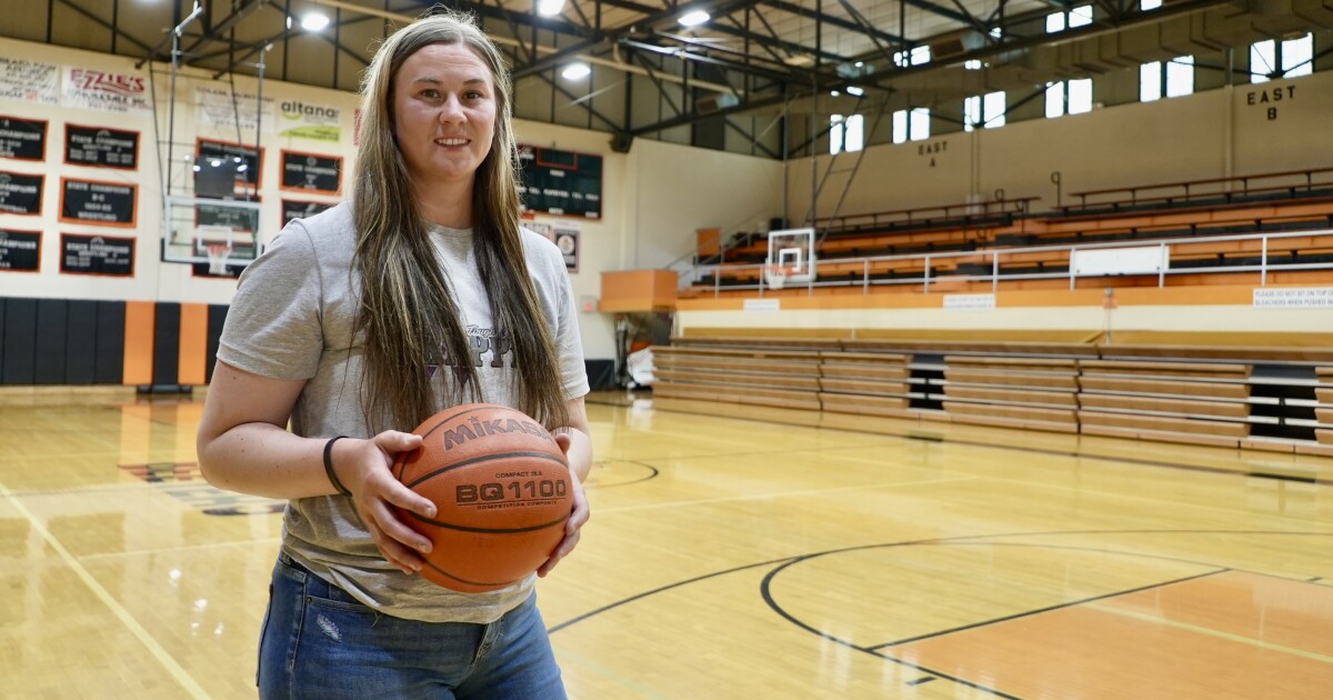 Jill Barta returns to the court as Chinook girls basketball coach