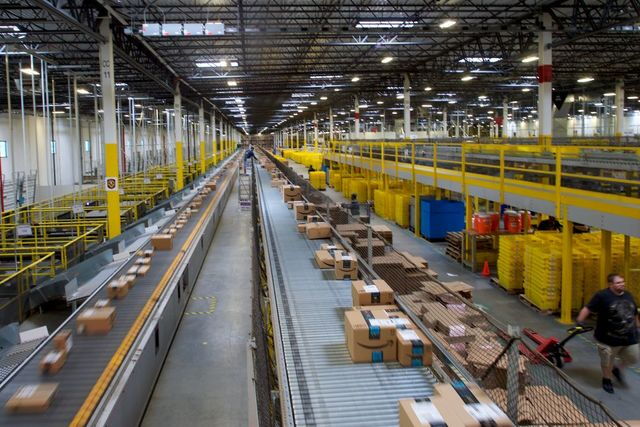 Abe2 Photo gallery: Go inside an Amazon fulfillment center