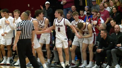 Friday night hoops: De Pere boys sneak past Notre Dame, Marinette girls take top spot in the NEC
