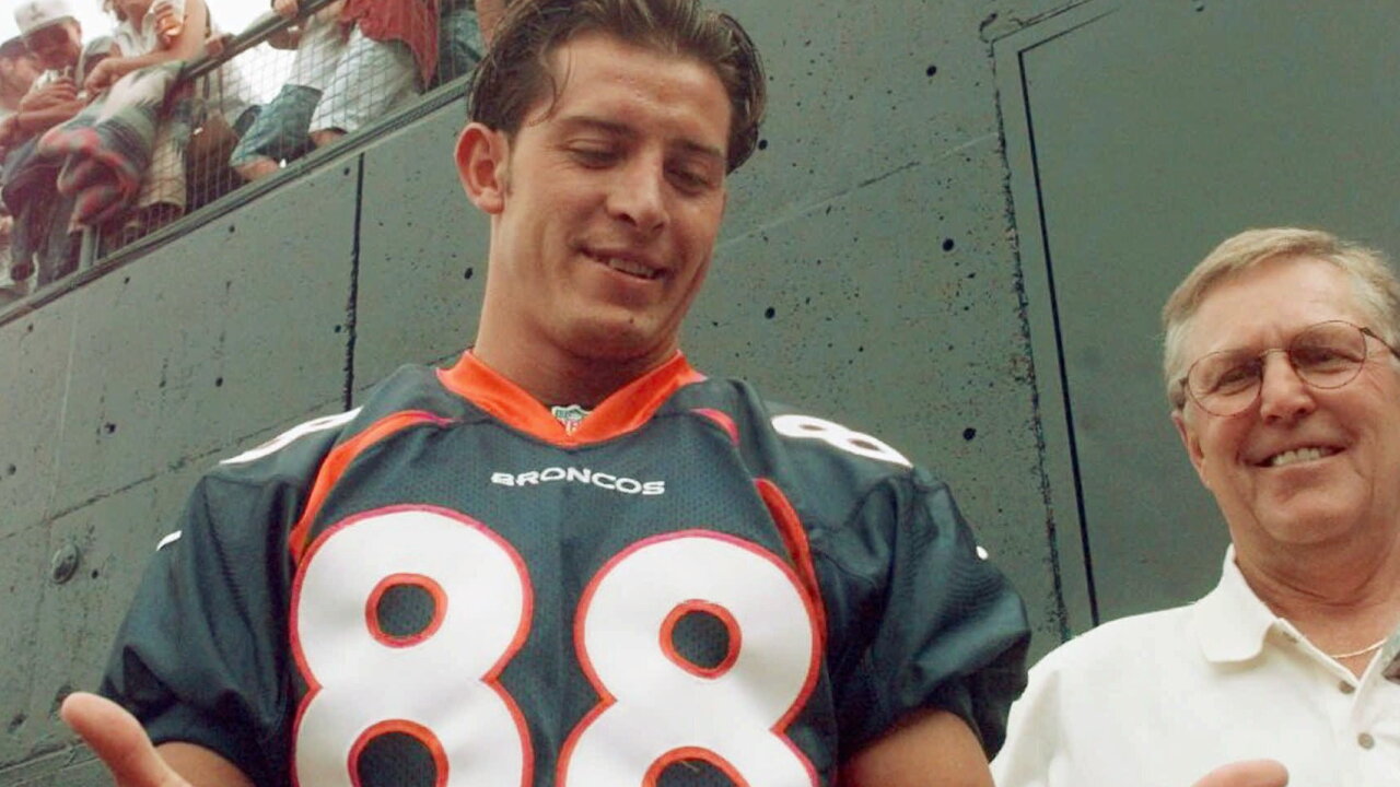 BRONCOS MARTOS SIGNING