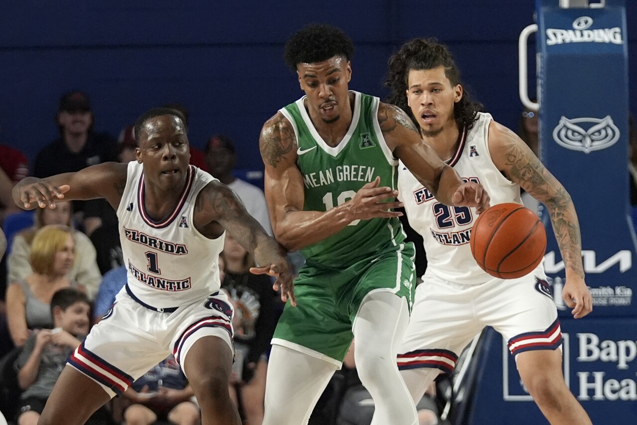 Florida Atlantic Owls guard Johnell Davis swats ball away from North Texas forward Robert Allen during first half, Jan. 28, 2024