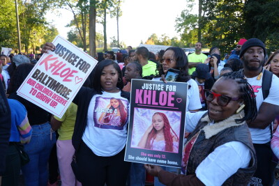 Friends and family holding up Justice for Khloe signs