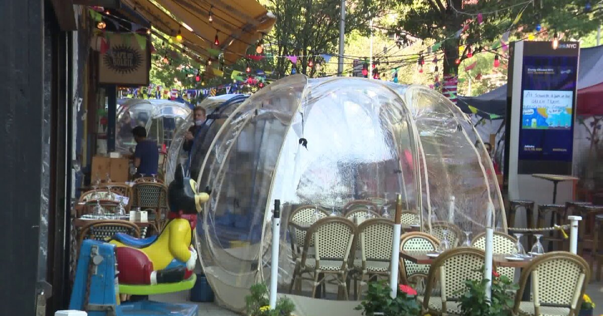 Restaurant uses plastic bubbles to guard diners from COVID19, cold temps