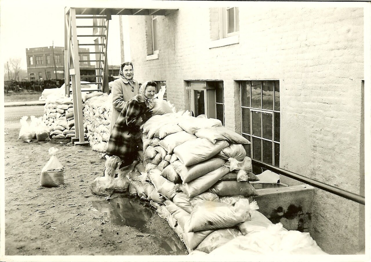 Howard Mfg S Main ST sandbags 1952 flood 7.jpg
