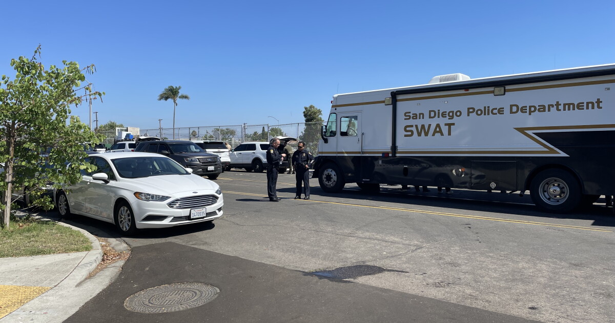 SWAT responds to City Heights, man with knife surrenders - Vimarsana News