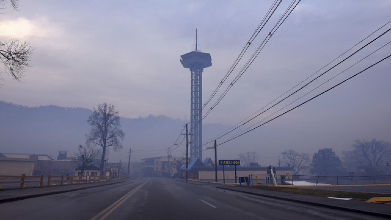 Smoky Mountains wildfire moves toward Gatlinburg