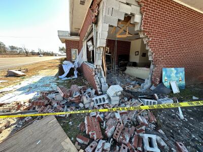 Man dies after crashing into house in Currituck Co.