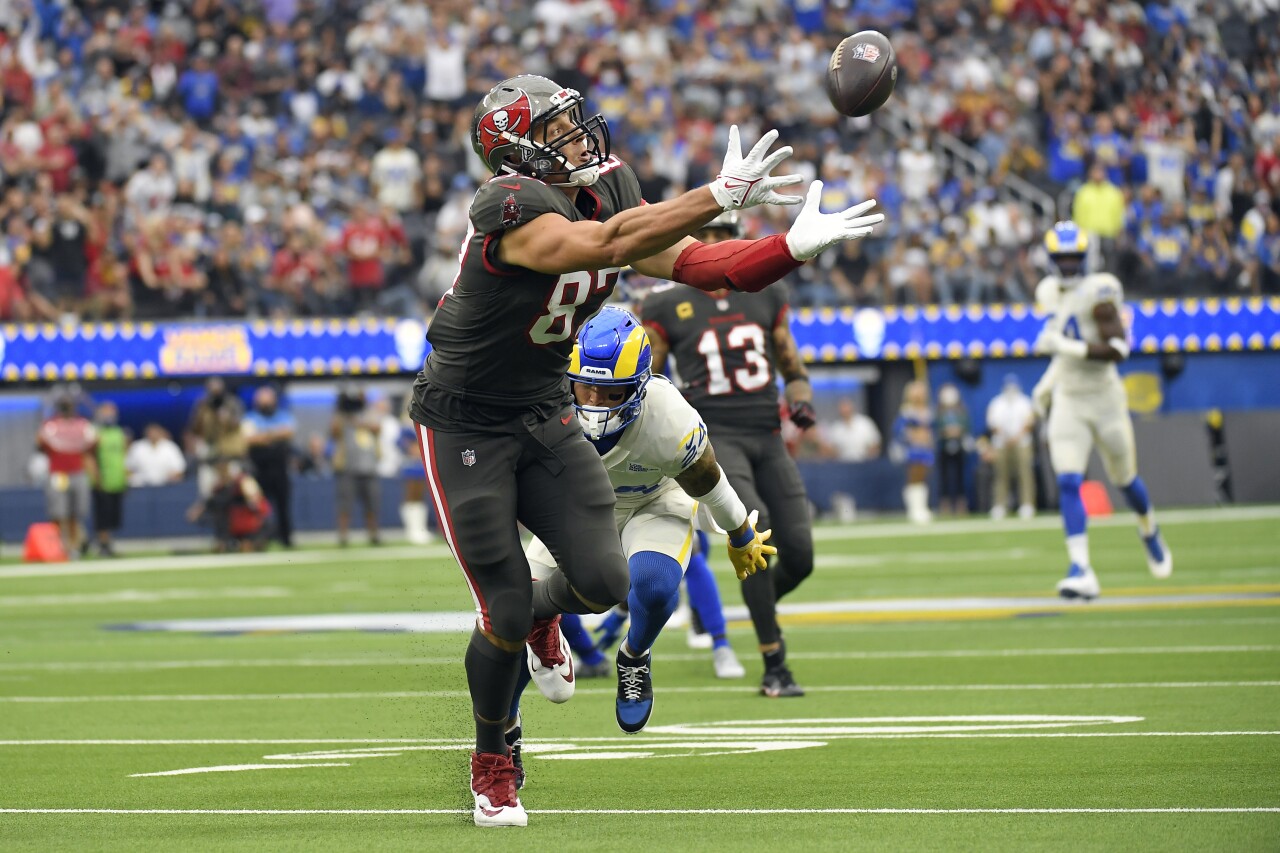 Tampa Bay Buccaneers tight end Rob Gronkowski tries to make catch at Los Angeles Rams in 2021