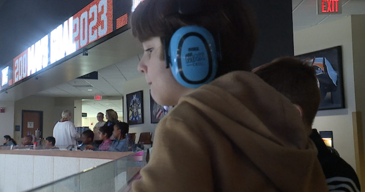 Kids, educators utilize new sensory space at KC Mavericks game for first time - Vimarsana News