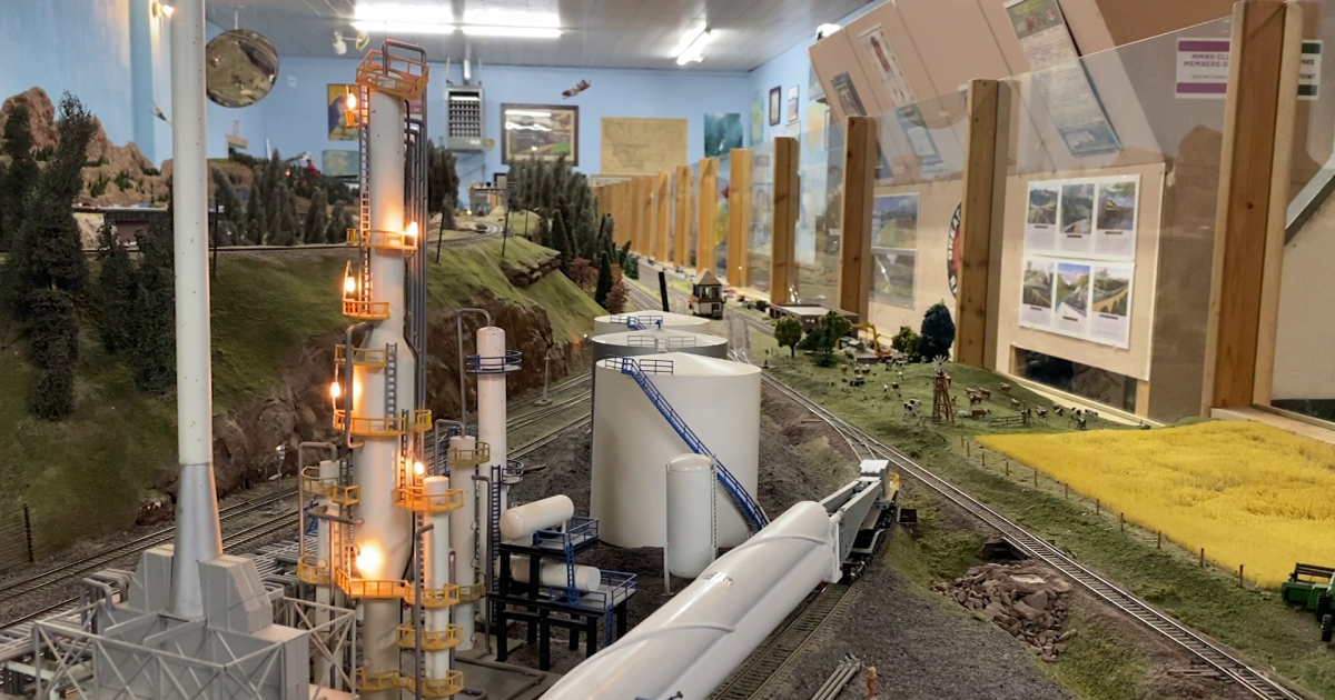 Model train set draws crowds at Montana State Fair Model train set draws crowds at Montana State Fair