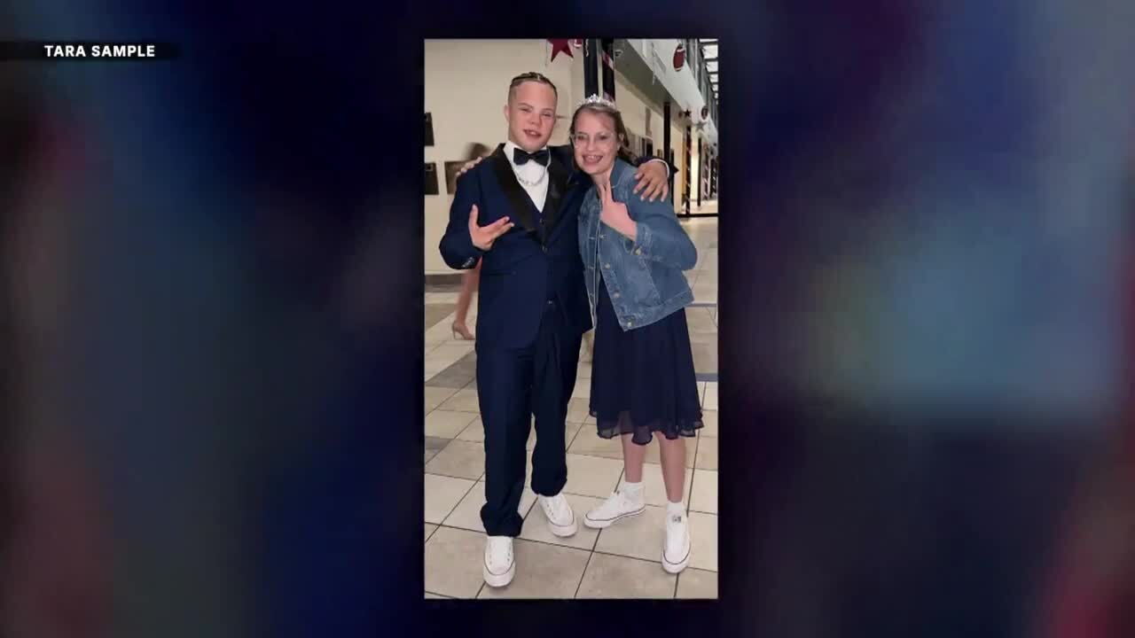 Virginia moms throw red-carpet homecoming parade for their teens: 'It takes my breath away'