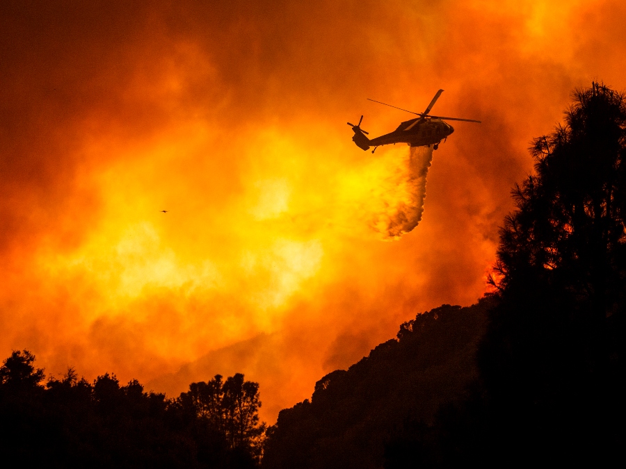 lake_hughes_fire_helicopter_drop_081220_ap.jpg