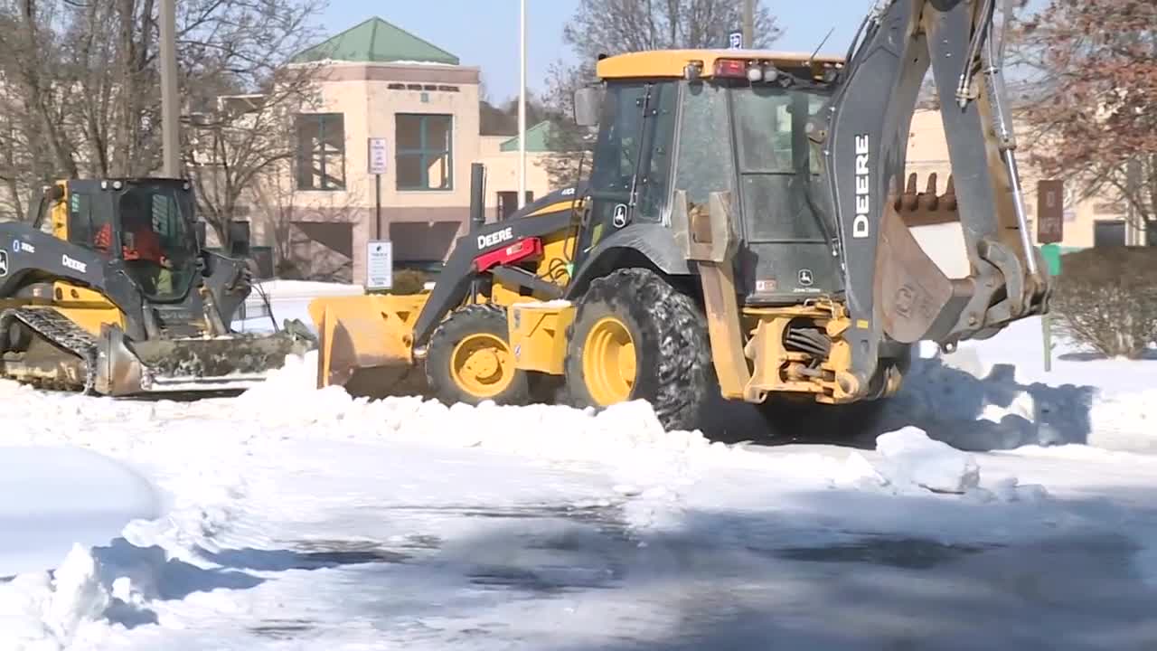 Heavy machine remove ice 02.jpg
