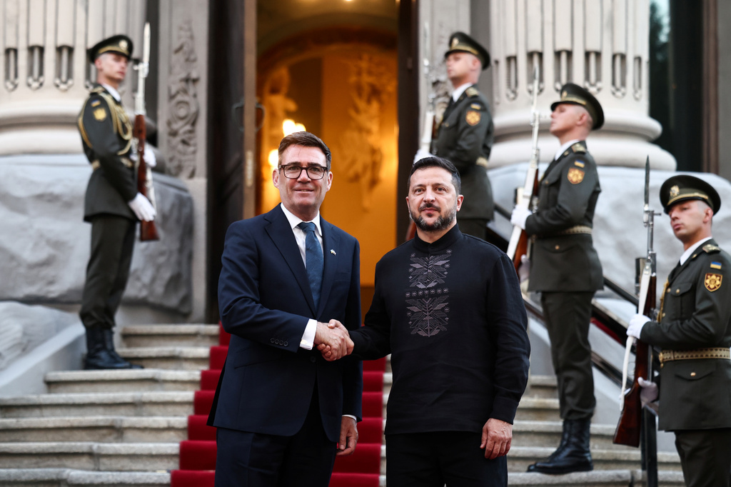 Ukraine's President Volodymyr Zelenskyy welcomes and shakes hands with Britain's Prime Minister Andy Burnham upon his arrival at Horodetskyi House ahead of their bilateral meeting in  Kyiv, Monday, Aug. 24, 2026. 