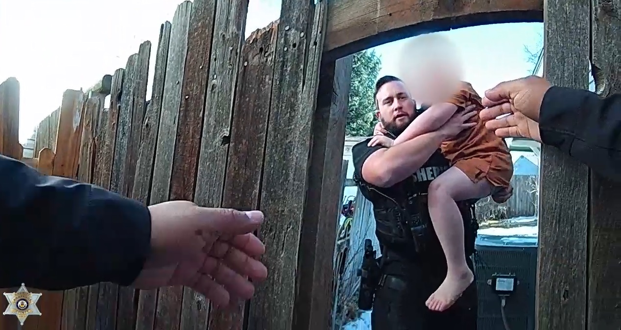 Deputies rescue children from fire