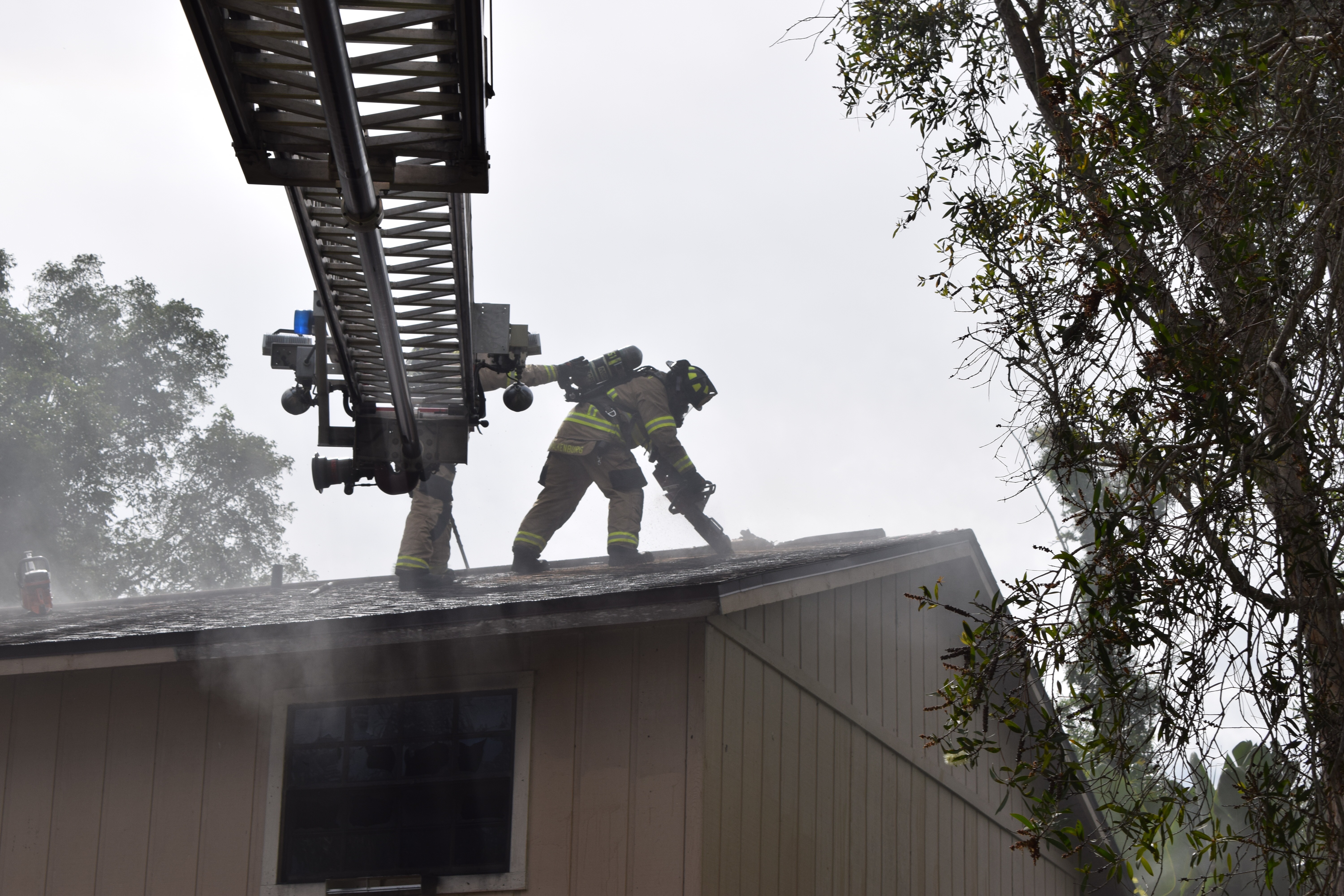 Structure fire San Carlos Park 1.png