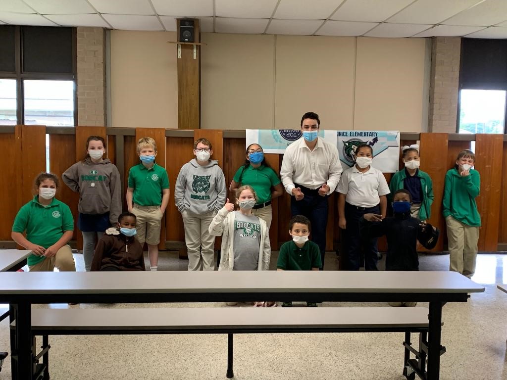 Bradely Benoit visits Eunice Elementary students.jpg