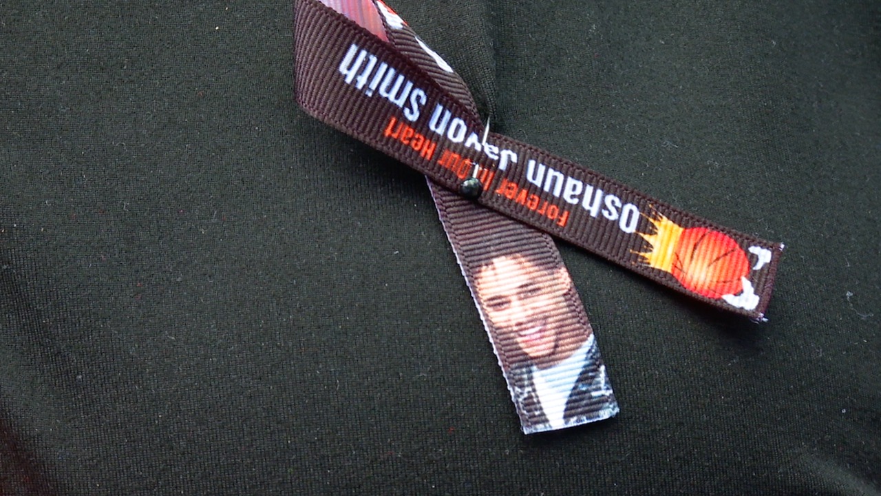 A remembrance ribbon worn by Oshaun's mother