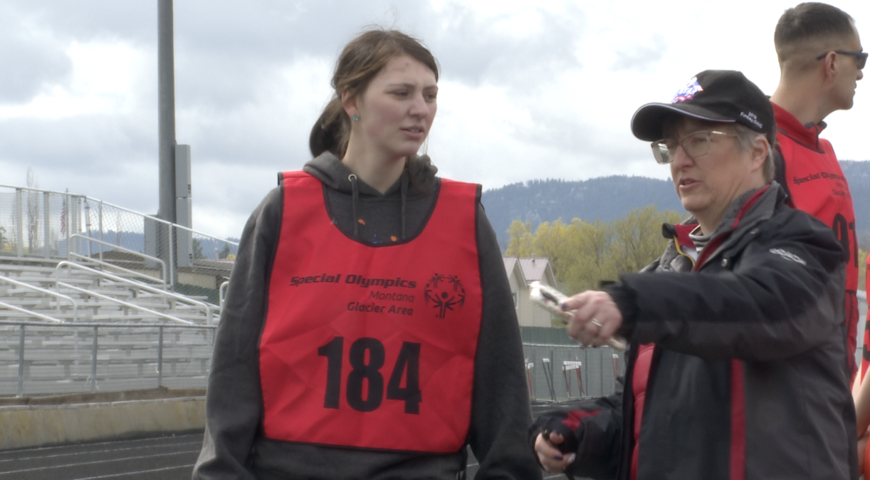 Mandy Brinkmeyer gets coaching before a race, Friday, April 24, 2026