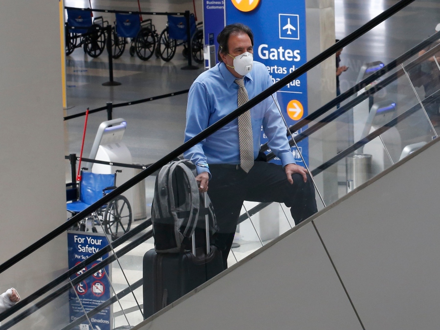 airport_traveler_covid_mask_apphoto.jpg