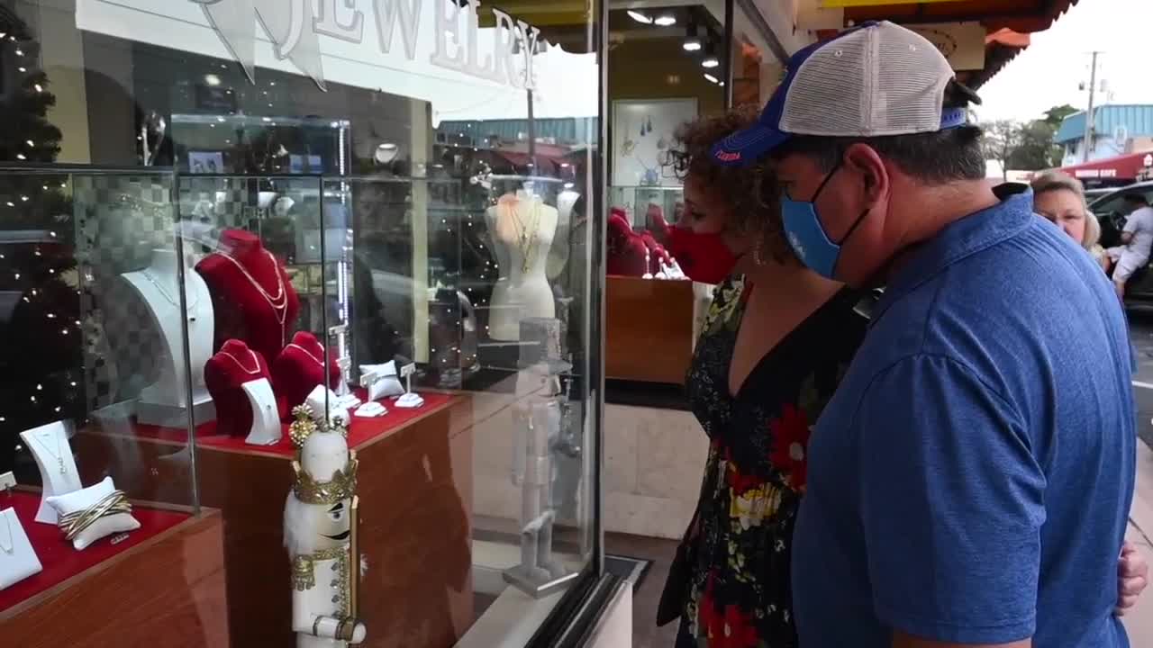 Couple shops in downtown Stuart weekend before Christmas 2020
