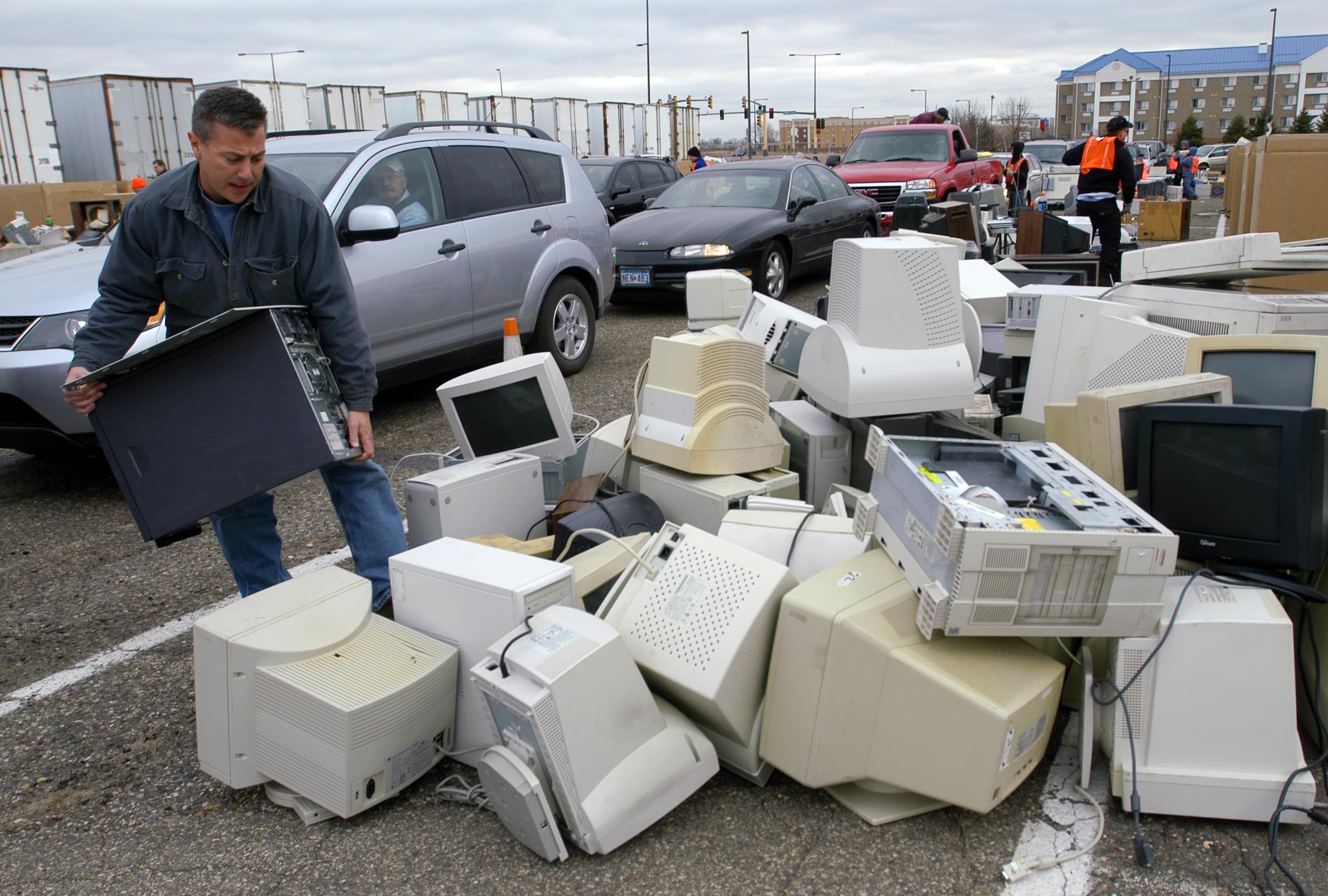OLD APPLIANCES DUMP COMPUTERS TECH 