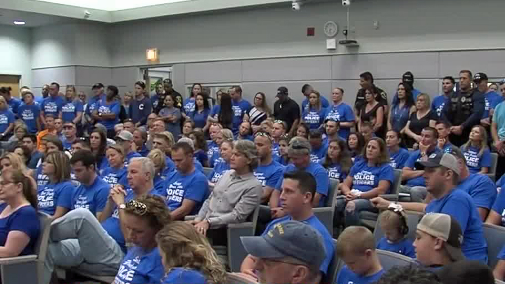 wptv-jupiter-council-meeting-officer-raises-5-21-19.jpg