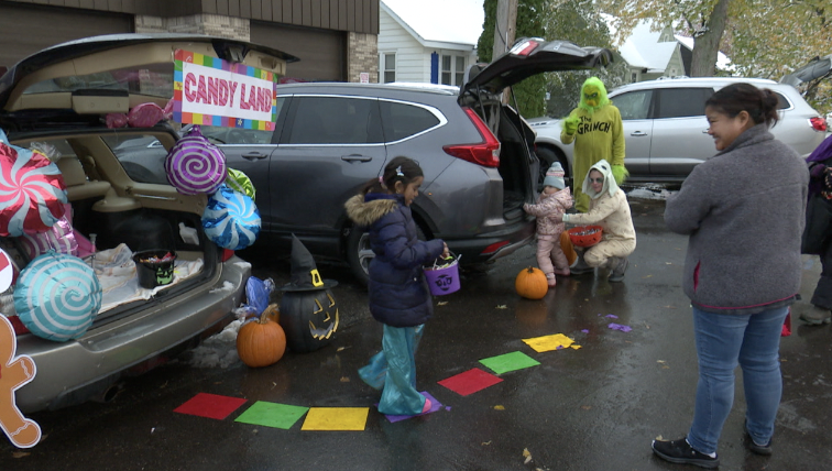 Holland families trick or treat despite spooky snow