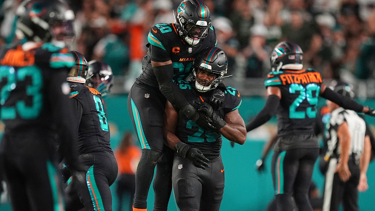 Miami Dolphins' Jordyn Brooks (20), Tyrel Dodson (25) and others celebrate after recovering a New York Jets fumble in the first half of an NFL football game, Monday, Sept. 29, 2025, in Miami Gardens, Fla. (AP Photo/Rebecca Blackwell)