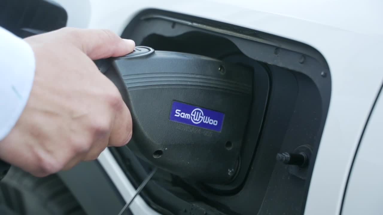 High gas prices push Kern County drivers toward electric vehicles and spark calls for oil production