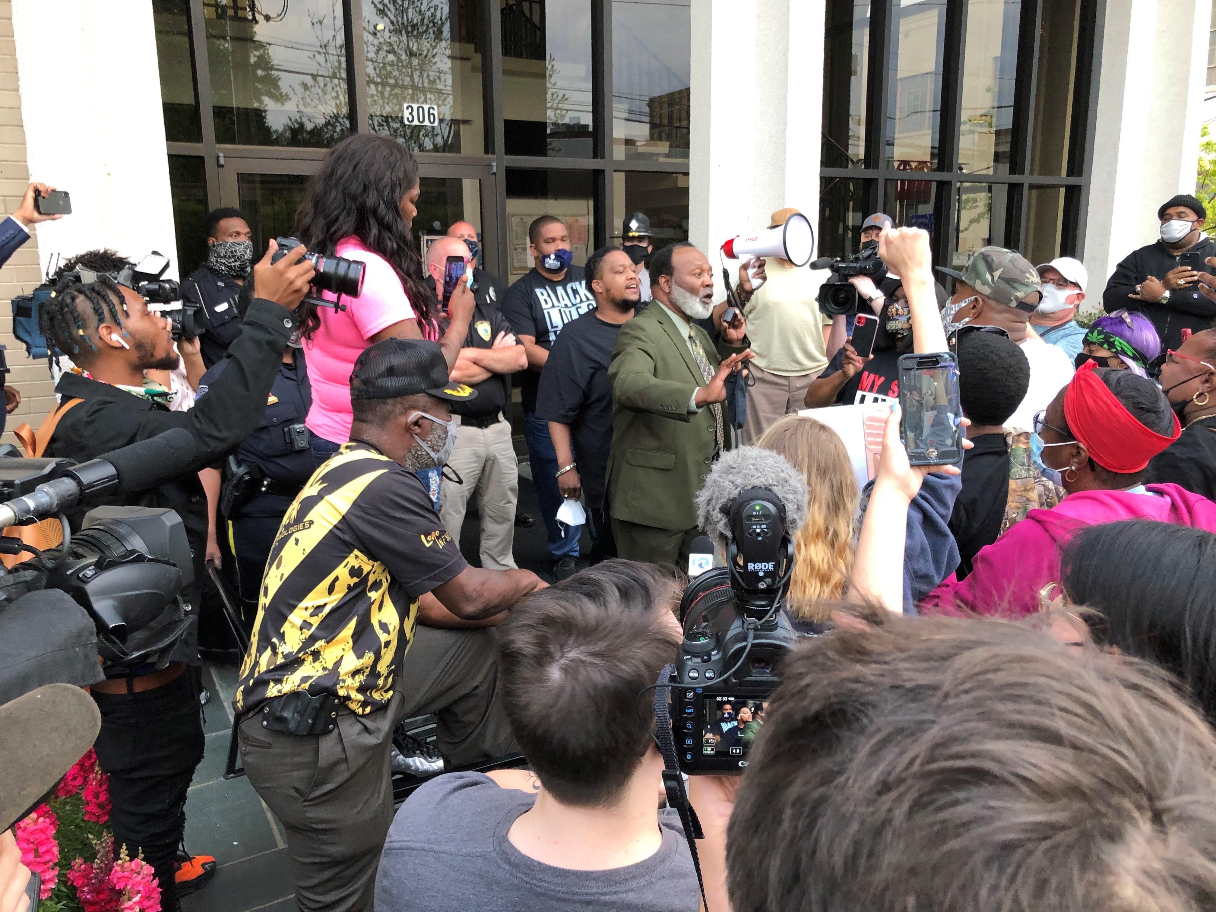 Elizabeth City City Countil meeting (April 21) 3.jpg