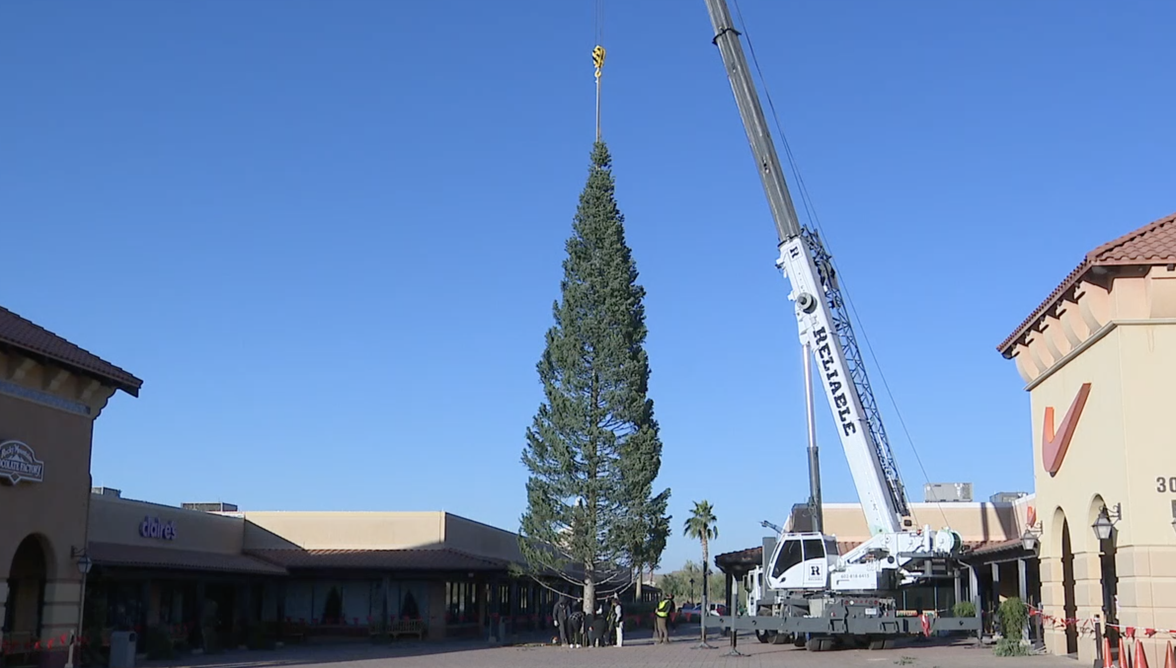 outlets north phoenix christmas tree 2023
