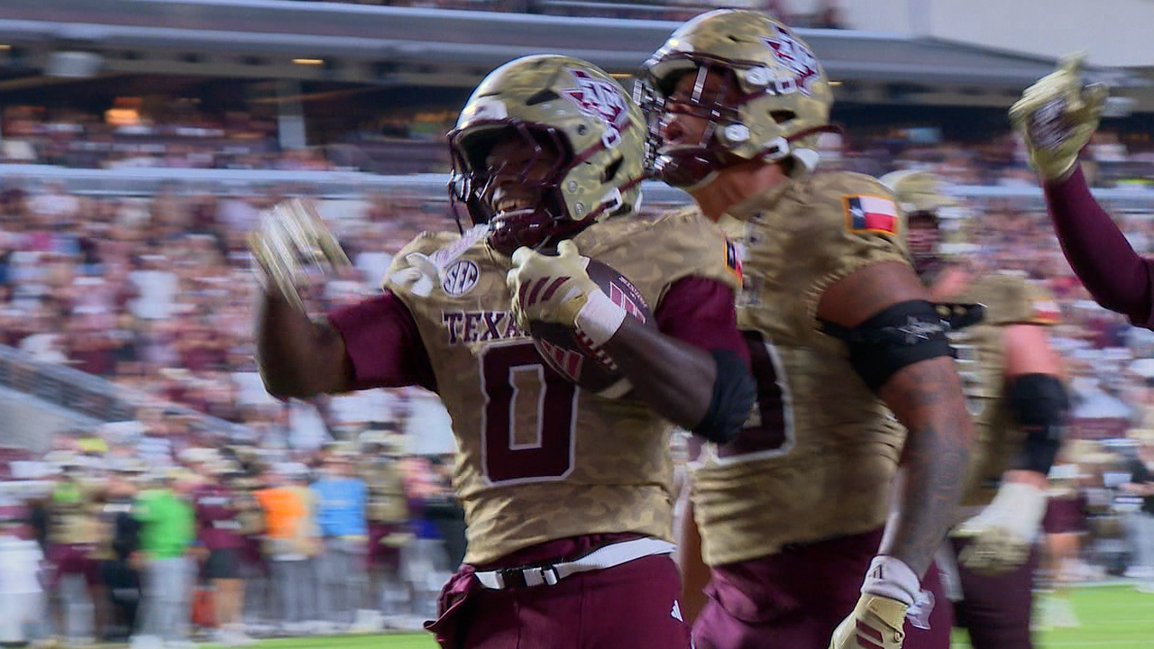 KJ Edwards celebrating a rushing touchdown