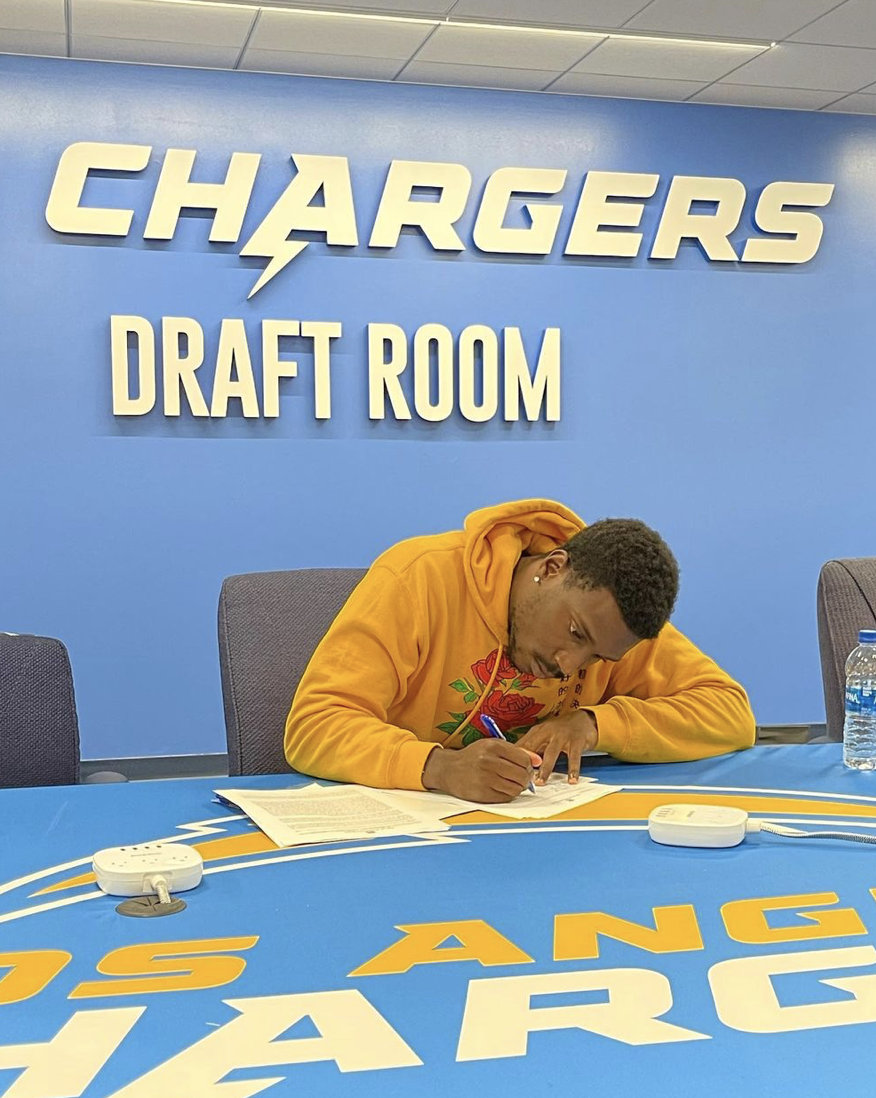 KJ Sails signs with Chargers.png