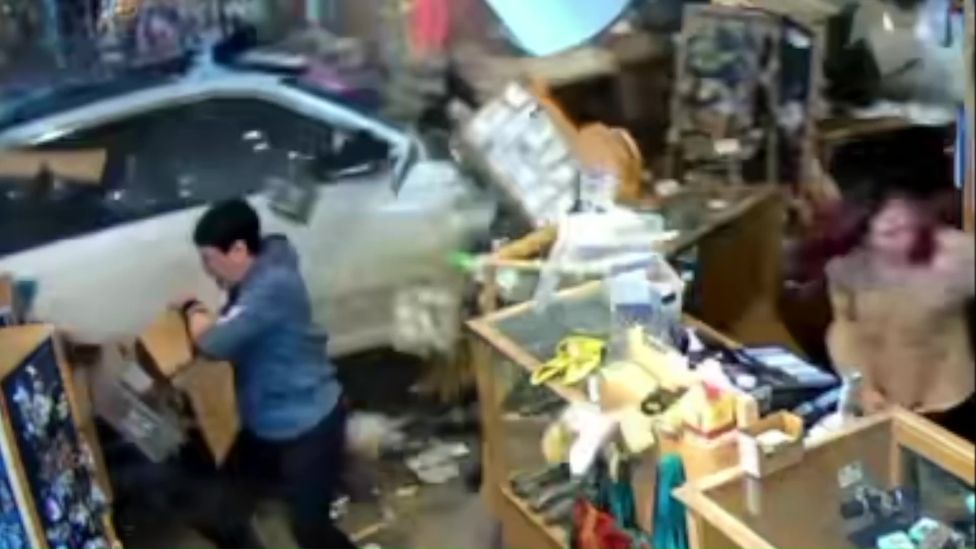 Video: vehicle slams into West Yellowstone gift shop 