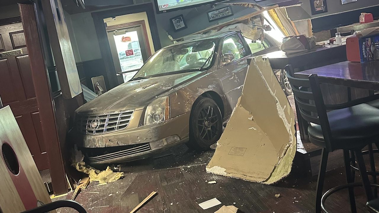 Car crashes into Great Falls restaurant