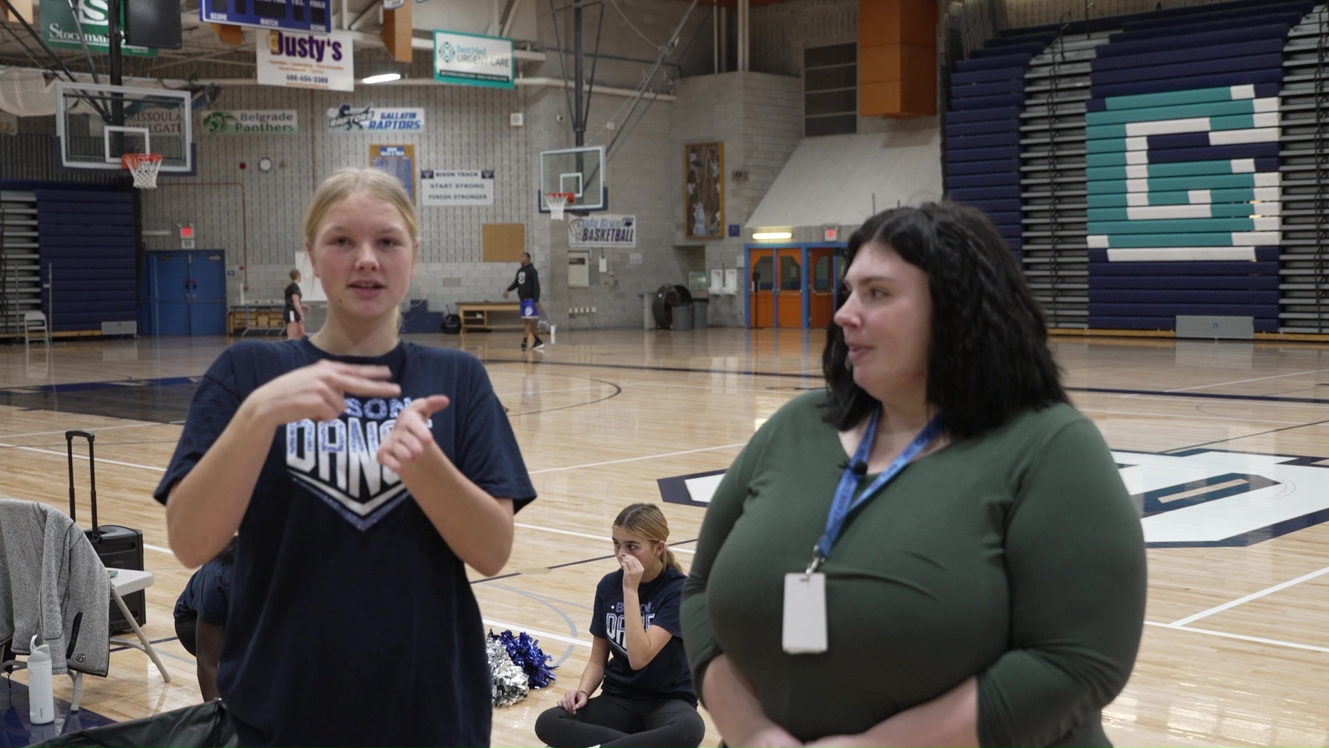 Cheerleaders fundraising for new pompoms