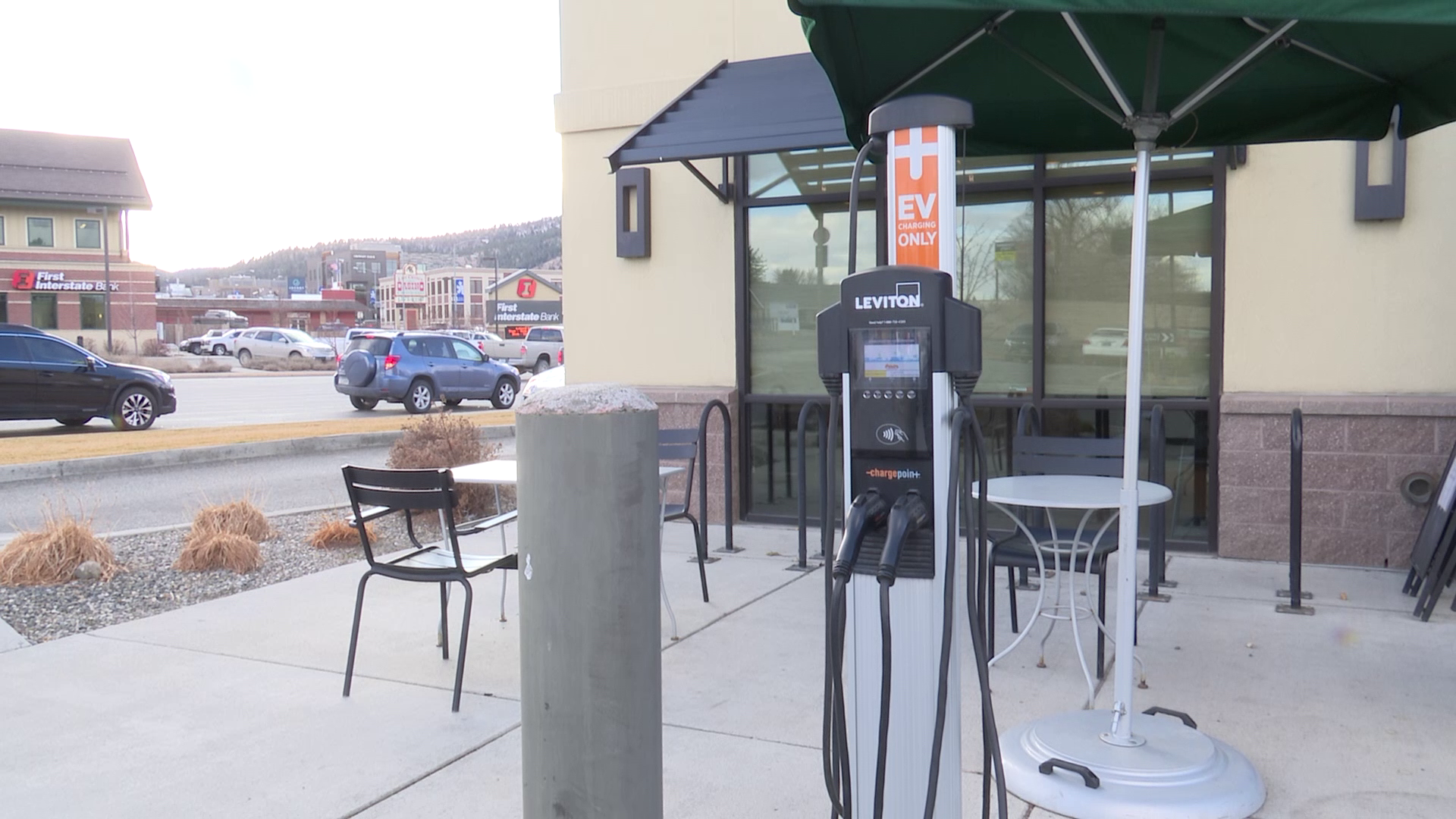 Electric vehicle charging station
