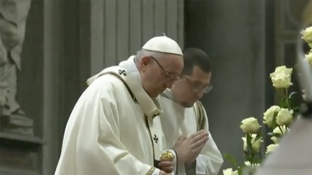 POPE-CHRISTMAS-EVE.jpg