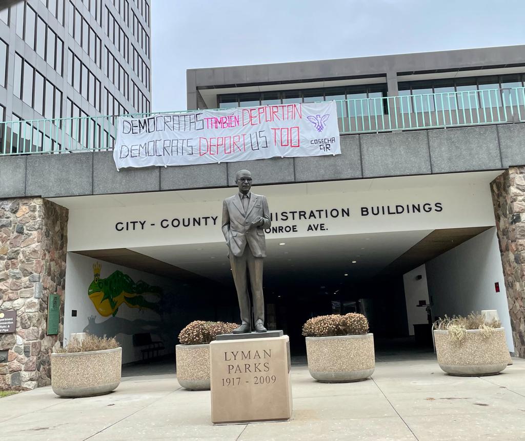 Movimiento Cosecha banner in Grand Rapids