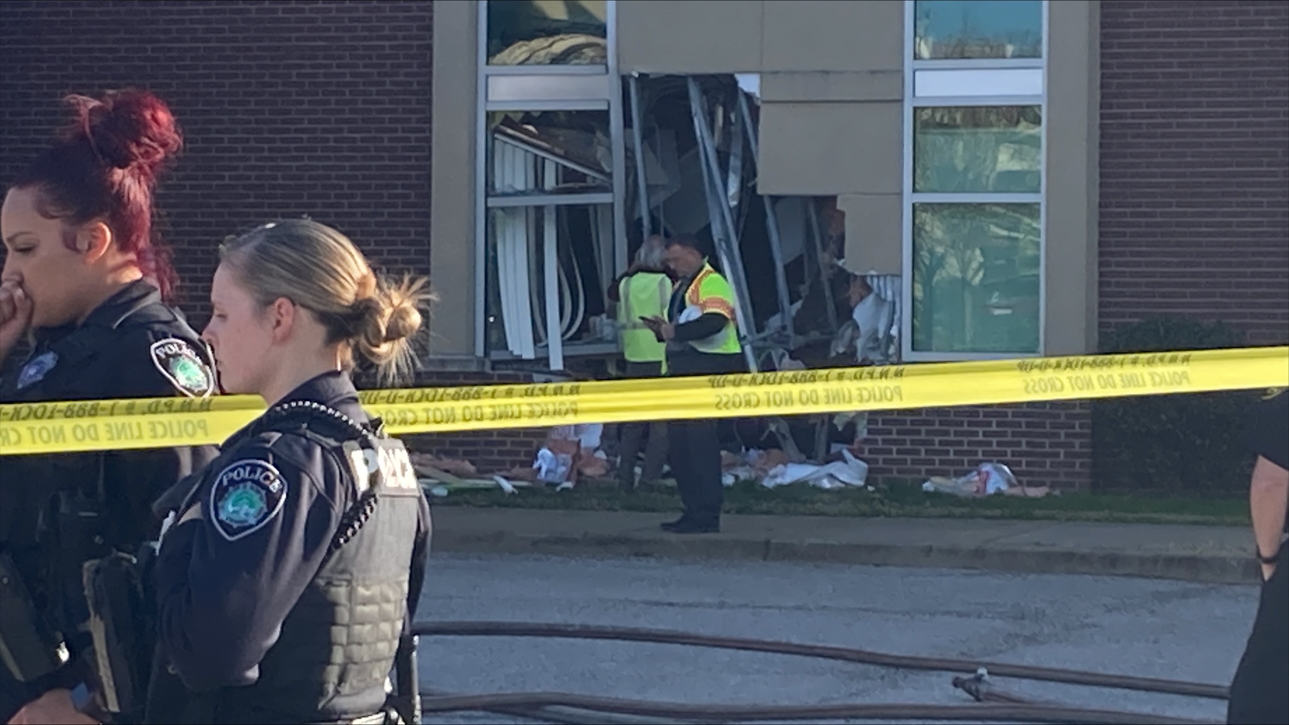 Car crashes into Newport News building