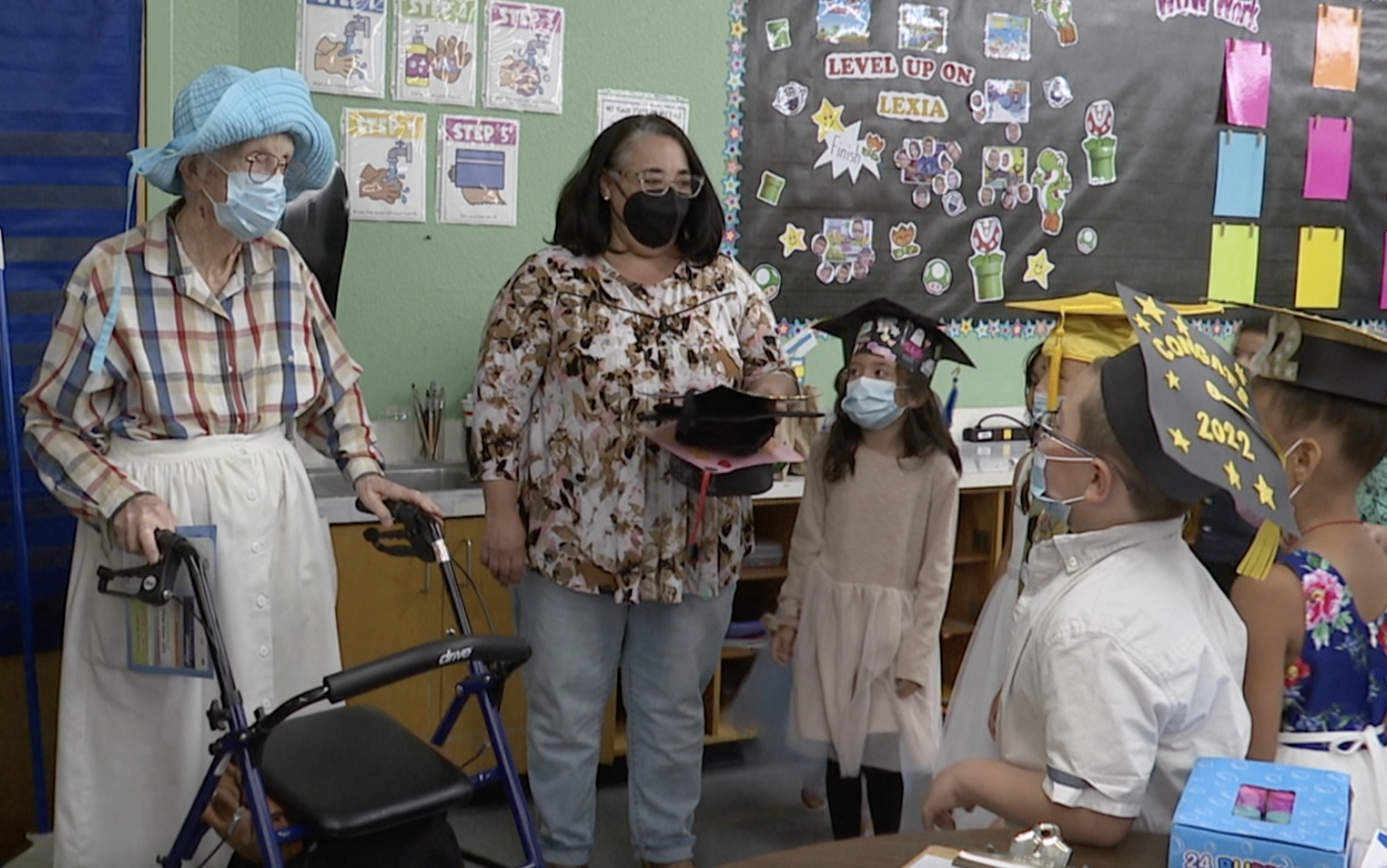 85-year-old woman pushes to walk again so she can volunteer at local elementary school
