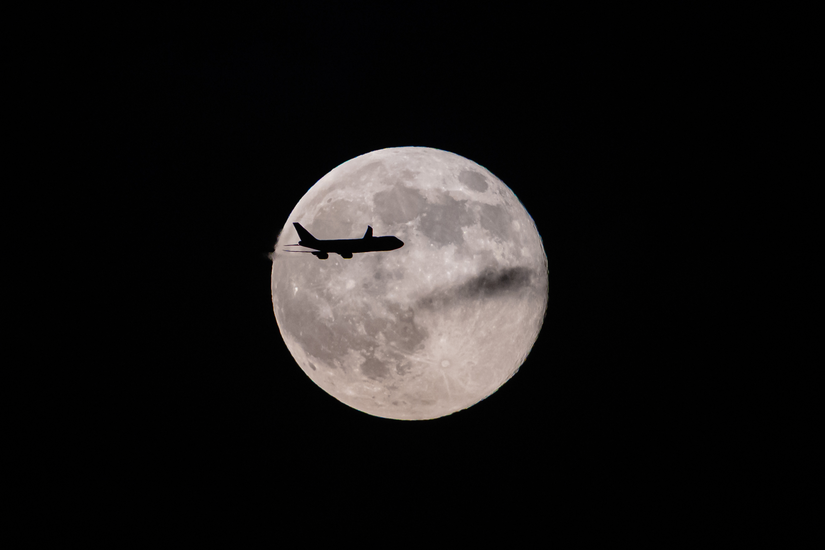 APTOPIX Louisville UPS Plane Crash Supermoon